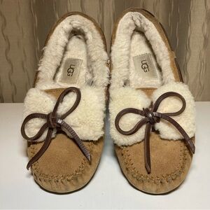 Ugg Australia Women's 7 Dakota Double Bow Suede Sheepskin Moccasin Slippers